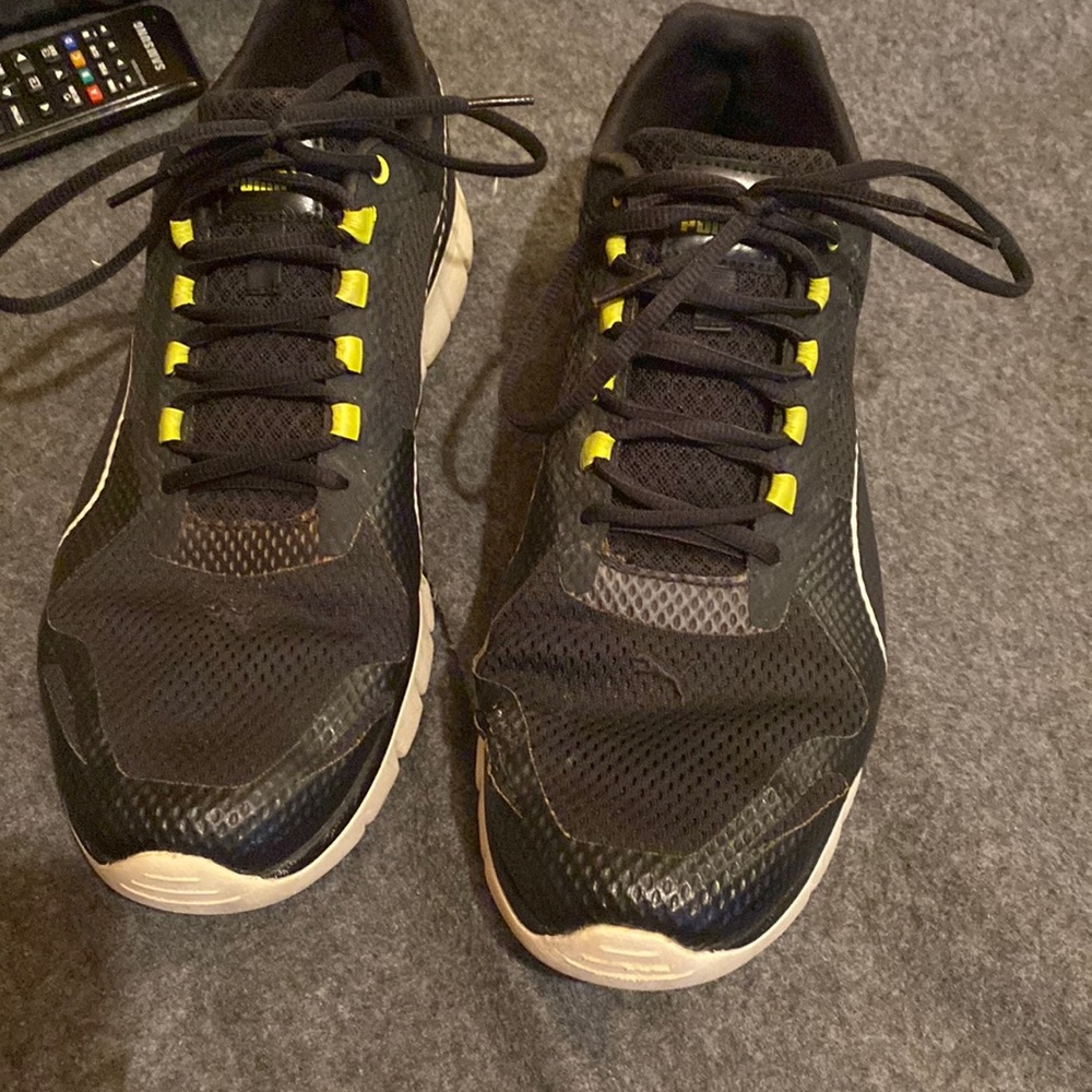 Black and yellow lightweight men’s Puma Sneakers